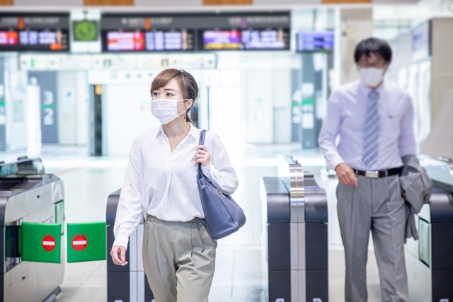 通勤する女性