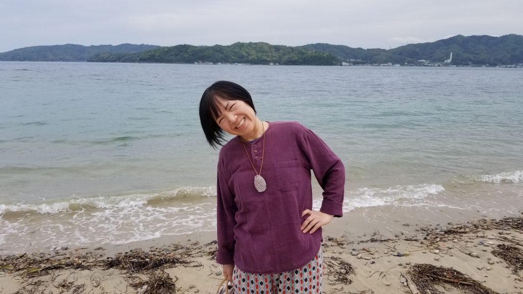 海をバックにした女性画像